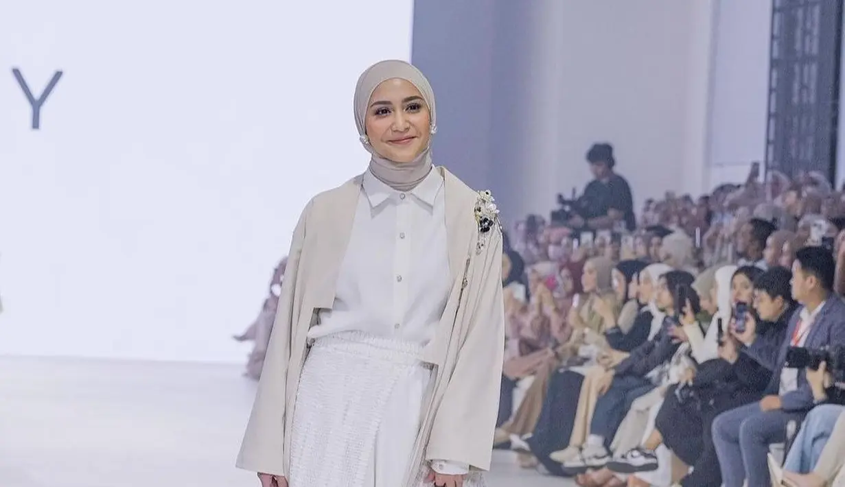 Pemilik nama Alsi Mega Marsha Tengker itu bikin pangling saat berhijab. [Instagram.com/lozyhijab]