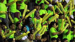 Suporter Jakarta Electrik PLN terus memberi dukungan kepada timnya pada laga perdana Proliga 2016 putaran pertama di GOR Ken Arok, Malang, Jumat (19/2/2016). (Bola.com/Nicklas Hanoatubun)
