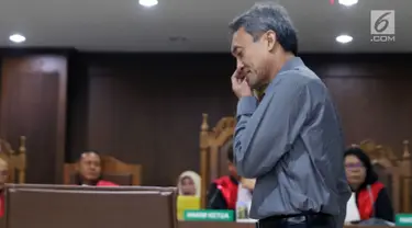 Terdakwa dugaan suap pengurusan sejumlah perkara, Eddy Sindoro bersiap menjalani sidang lanjutan di Pengadilan Tipikor, Jakarta, Jumat (15/2). Eddy didakwa suap terkait pengurusan sejumlah perkara di PN Jakarta Pusat. (Liputan6.com/Helmi Fithriansyah)