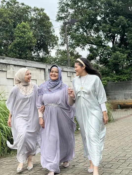 Berpose dengan candid masih menjadi favorit banyak orang, cobalah untuk berpose dengan senyuman terbaik sambil berjalan seperti yang dilakukan Tya Ariestya bersama keluarga terkasih. Jangan lupa untuk menggandeng anggota keluarga untuk menambah kesan keharmonisan. (Foto: Instagram/@tya_ariestya)