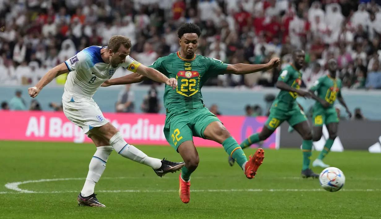 Pada masa injury time babak pertama, Harry Kane membawa Timnas Inggris memimpin 2-0. Gol dicetak lewat tembakan keras kaki kanan usai memanfaatkan umpan Phil Foden melalui skema serangan balik yang dipelopori oleh Jude Bellingham. (AP/Frank Augstein)
