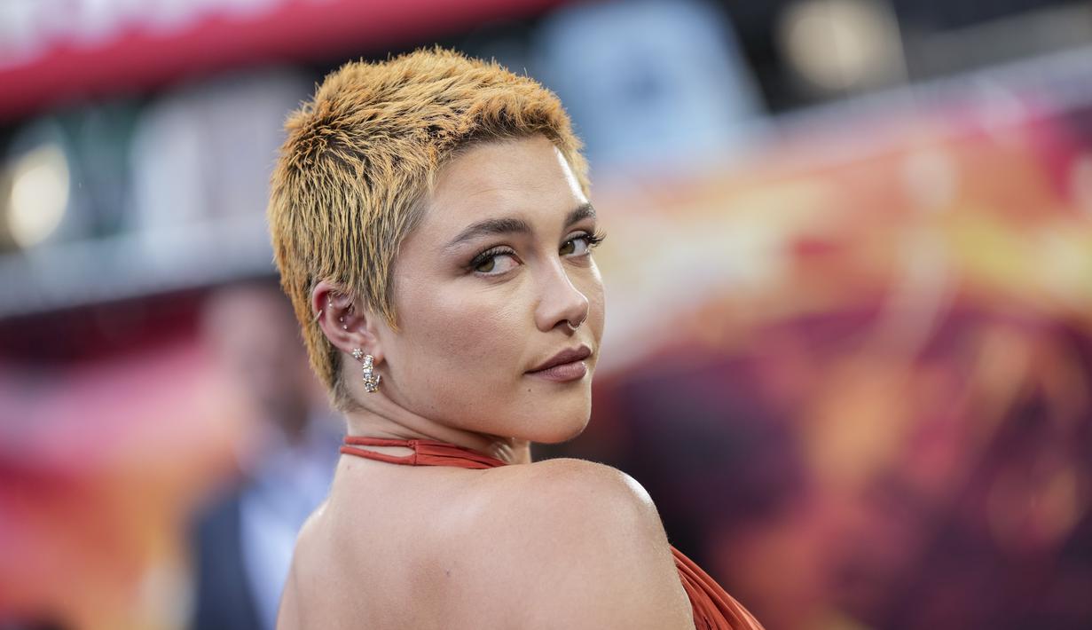 Florence Pugh berpose untuk fotografer setibanya di pemutaran perdana film 'Oppenheimer' di London, Kamis, 13 Juli 2023. (Scott Garfitt/Invision/AP)