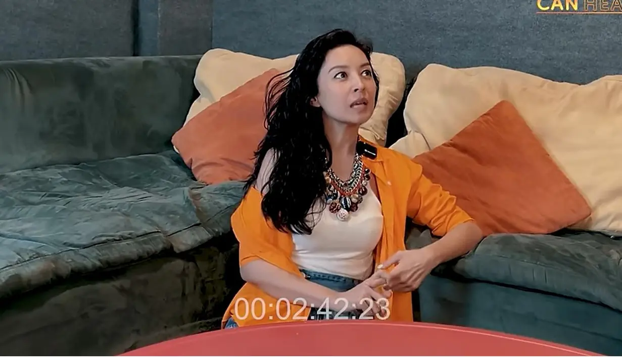 "Dia orangnya sangat family oriented banget, yang perhatian, anaknya baik hati banget, enggak ada itung-itungannya. Misal nolongin elo juga dia tulus. Buat gue, dia teman yang gue sih penginnya teman yang bisa untuk terus kedepan," tutur Putri. [Youtube/Ferdy ELEMENT]