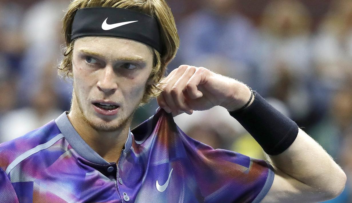 Petenis Rusia, Andrey Rublev, tampak kecewa usai takluk dari petenis Spanyol, Rafael Nadal, pada laga turnamen AS Terbuka di New York, Rabu (6/9/2017). Nadal menang 3 set langsung 6-1, 6-1 dan 6-2 atas Andrey Rublev. (AP/Adam Hunger)