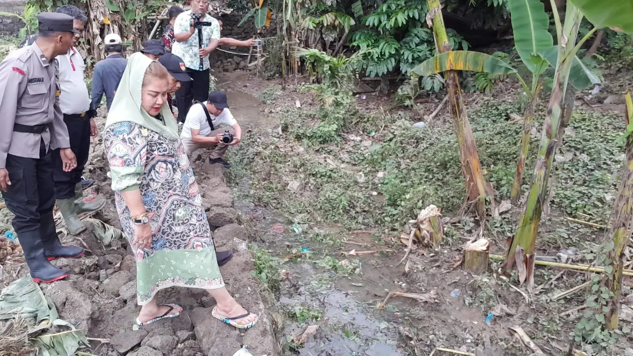 Wali kota Semarang, Hevearita Gunaryanti Rahayu memimpin pengecekan lokasi banjir di Perumahan Dahlia, Meteseh, Kecamatan Tembalang, Kamis (12/12/24. Foto: Liputan6.com/ Felek Wahyu