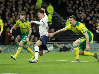 Gelandang Tottenham Hotspur, Dele Alli mencetak gol ke gawang Norwich City pada pekan ke-24 Liga Inggris di Tottenham Hotspur Stadium, London, Rabu (22/1/2020). Dele Alli dan Son Heung-min mencetak gol untuk membawa Tottenham Hotspur menang 2-1 atas Norwich City. (AP/Matt Dunham)