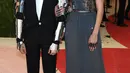 Zayn malik tampak berbisik ke Gigi Hadid saat menghadiri ajang Met Gala 2016 di Metropolitan Museum of Art, New York, Senin (2/5). Pasangan ini terlihat begitu serasi dengan Gigi yang tampak cantik dalam balutan gaun biru berkilauan (TIMOTHY A. Clary/AFP)