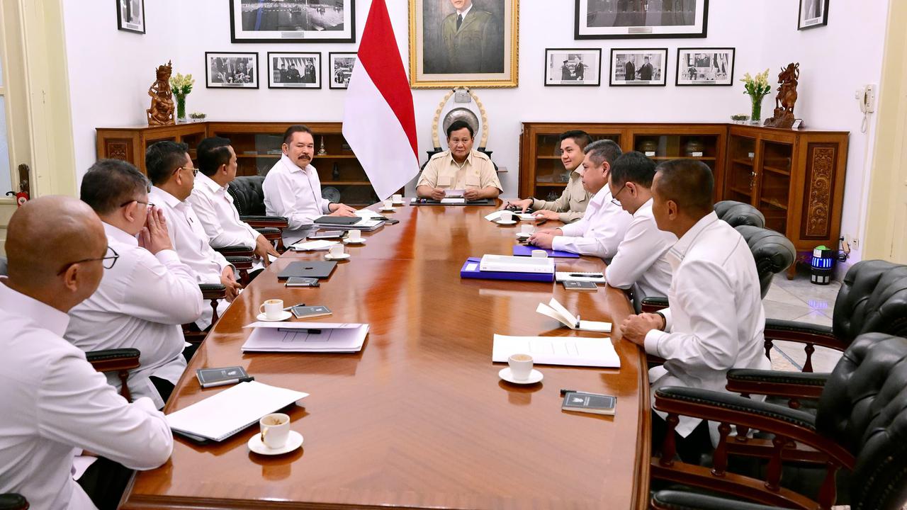 VIDEO: Tatapan Tajam Prabowo Panggil Jaksa Agung ke Istana, Pundak Teddy Dirangkul