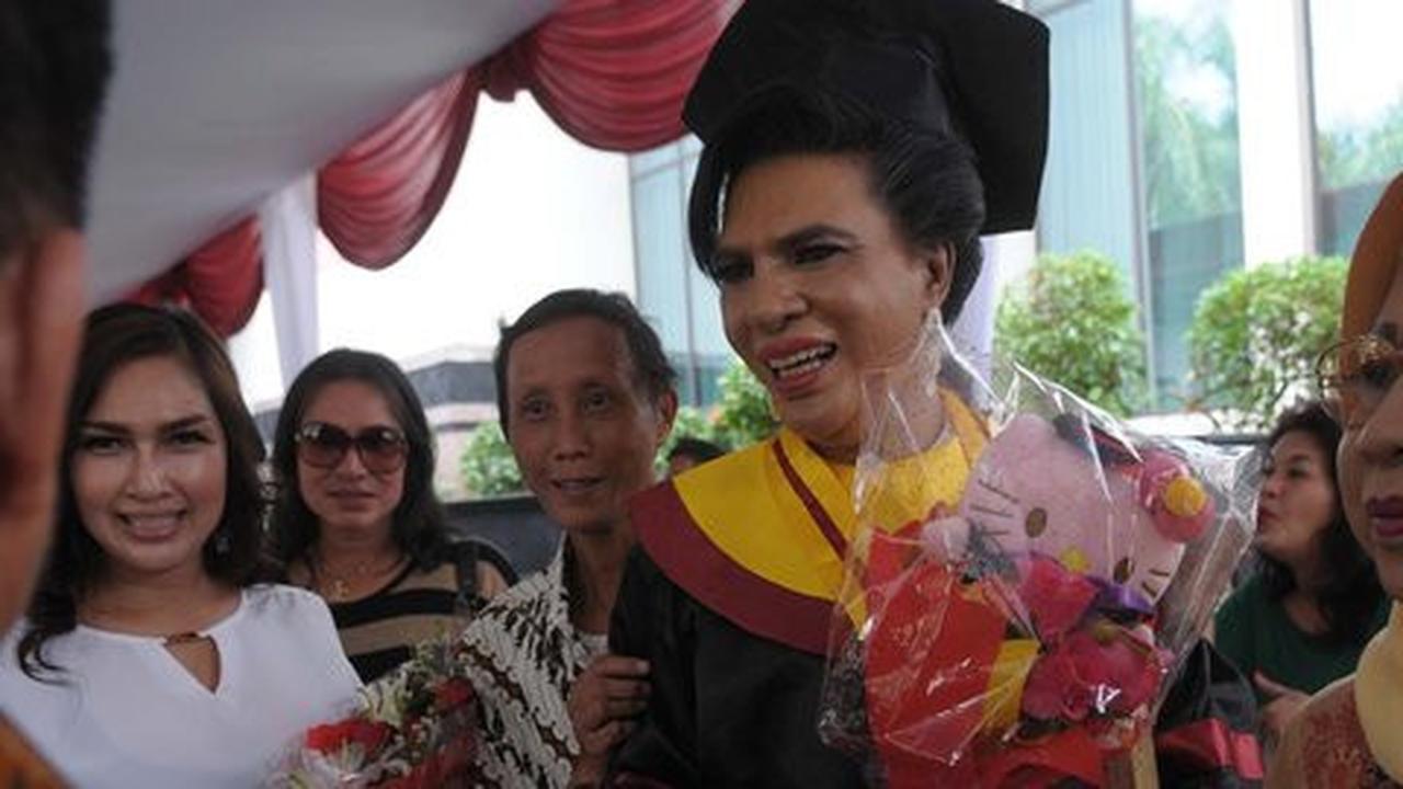 Wajah semringah Mami Yuli lulus S2 dengan IPK 3,85