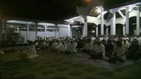 Umat Hindu Dharma yang berada di Yogyakarta menggelar doa bersama untuk Gunung Agung di Pura Jagatnata Banguntapan Bantul. (Liputan6.com/Switzy Sabandar)