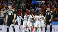 Para pemain timnas Spanyol merayakan gol yang dicetak ke gawang timnas Argentina dalam laga uji coba di Wanda Metropolitano, Rabu (28/3/2018) dini hari WIB. (AP Photo/Francisco Seco)