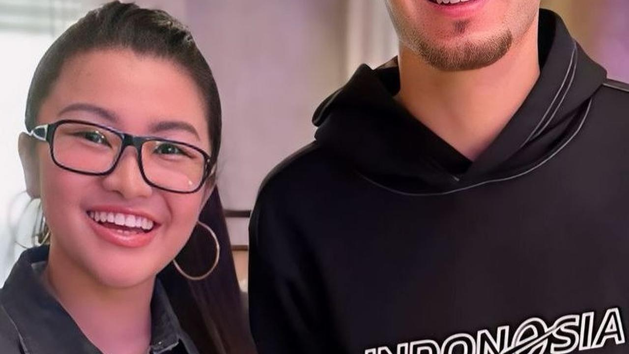 Fitri tak melewatkan kesempatan berfoto dengan Ivar Jenner. Sang gelandang Garuda tersebut terlihat senyum menawan.