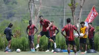 Arema FC menggelar latihan di Lapangan ARG, Lawang, Kabupaten Malang, Senin (8/1/2024). (Bola.com/Iwan Setiawan)