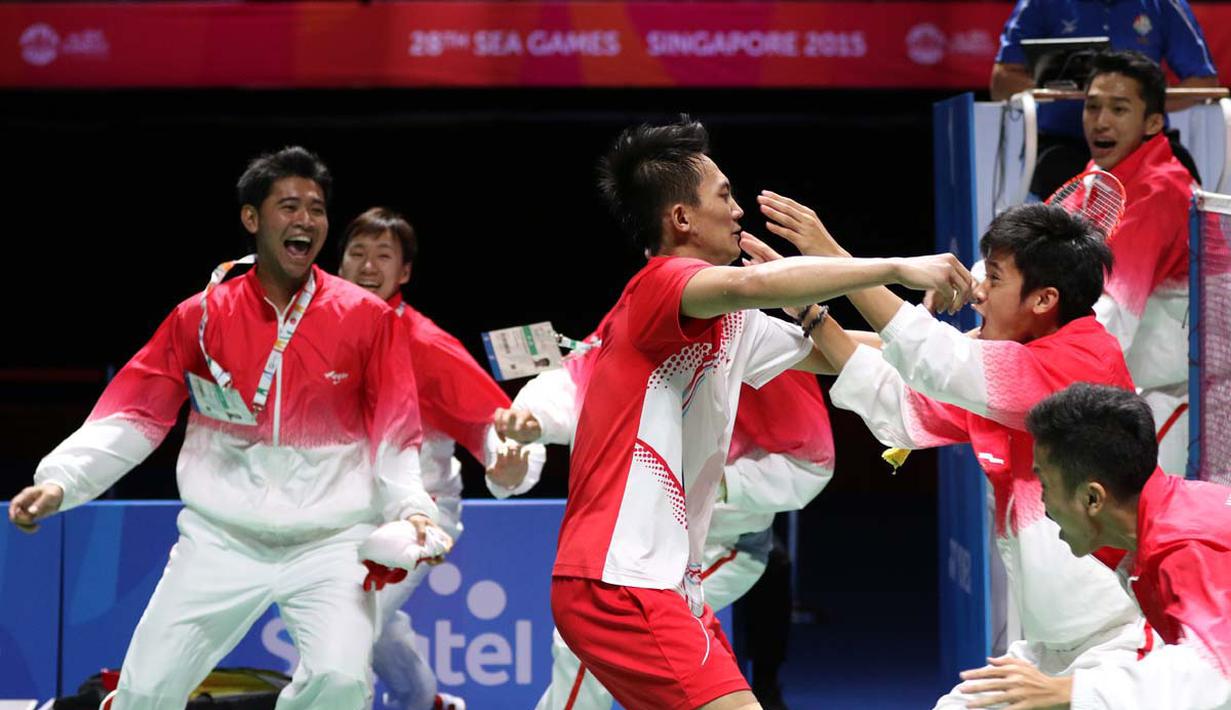 Pebulutangkis putra Indonesia menyambut Ihsan Maulana Mustofa setelah memastikan kemenangan atas Thailand 3-2 dalam final beregu putra bulutangkis SEA Games 2015 di Singapore Indoor Stadium, Singapura. Jumat (12/5). (Bola.com/Arief Bagus)