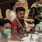 Mentan Syahrul Yasin Limpo mengenakan kalung bertuliskan anti virus corona saat raker dengan Komisi IV DPR di Kompleks Parlemen, Senayan, Jakarta, Selasa (7/7/2020). Rapat membahas program strategis kementerian dalam rangka percepatan pemulihan ekonomi dampak COVID-19. (Liputan6.com/Johan Tallo)