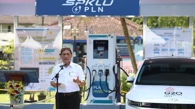 Menko Luhut meresmikan stasiun pengisian kendaraan listrik umum (SPKLU) PT PLN (Persero) di Candi Borobudur dan Candi Prambanan