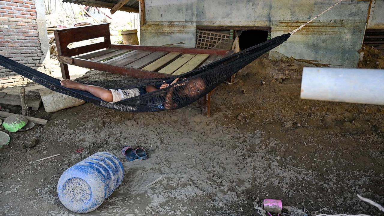 FOTO: Ramadan di Tengah Pengungsian Korban Banjir Aceh