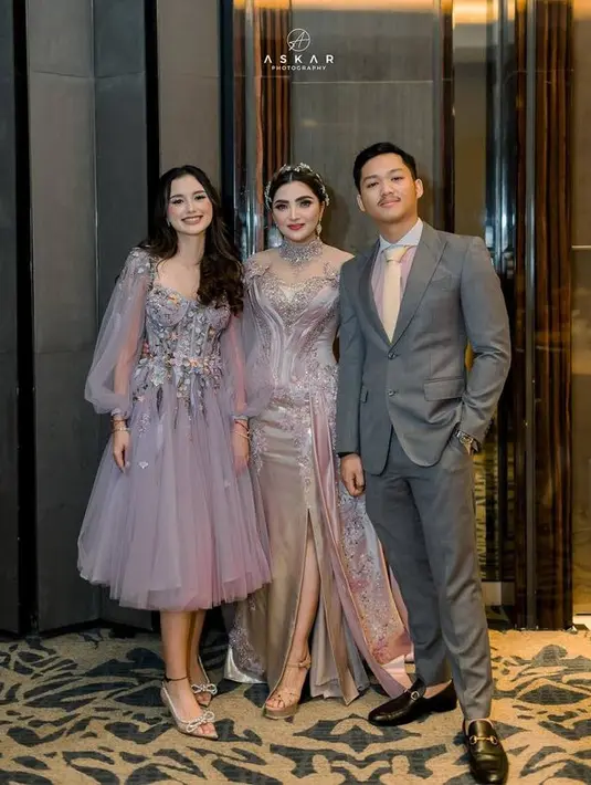 <p>Wajah yang cantik yang dipadu dengan gaun yang indah membuat Sarah makin memesona. Kecantikan Sarah sendiri tidak kalah dengan Ashanty. [Foto: instagram.com/ashanty_ash]</p>