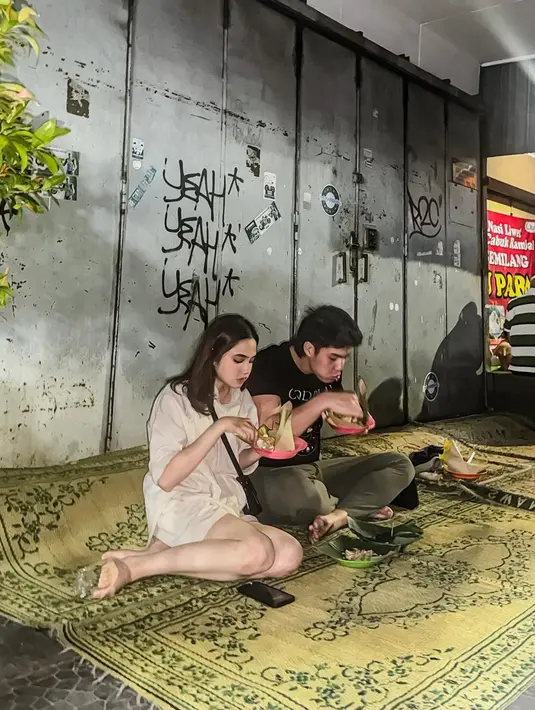 Potret ini sekali lagi mengingatkan kita bahwa kebahagiaan tidak selalu datang dari hal-hal besar dan mewah. Justru dalam momen-momen sederhana, seperti menikmati nasi liwet di emperan toko, kita bisa merasakan kehangatan dan kebersamaan yang sesungguhnya. El Rumi dan Syifa Hadju telah menunjukkan kepada kita bahwa di balik gemerlapnya dunia hiburan, kesederhanaan tetaplah menjadi sesuatu yang indah dan layak untuk dirayakan. (Liputan6.com/IG/@elelrumi)