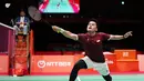 Pebulu tangkis ganda putra Indonesia Leo R. Carnando bertanding melawan ganda China Liu Yi dan He Ji Ting dalam final bulu tangkis beregu putra pada Asian Games di Ichinomiya City, Jepang, Kamis (24/9/2026). (AP Photo/Aaron Favila)