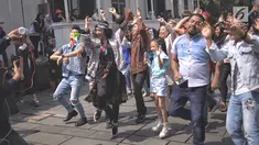 Penyanyi Uut Permatasari saat beraksi dalam pembuatan video klip terbarunya di kawasan Kota Tua, Jakarta, Kamis (5/7). Video klip tersebut berjudul 'hae hae' dari single terbaru Uut Permatasari. (Liputan6.com/Faizal Fanani)