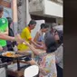 Viral 2 Pria WNA Jualan Takjil di Surabaya, Ramai Dikerubungi dan Diserbu Pembeli. foto: TikTok @irva_haug