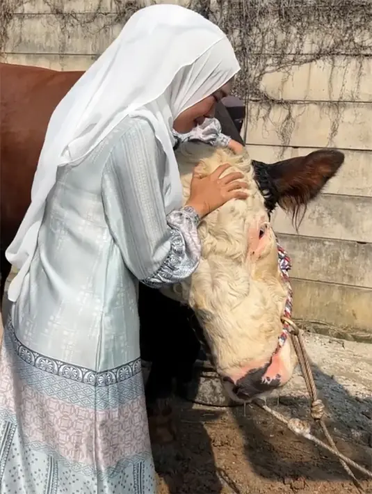 "Sayang, nanti kita ketemu lagi ya, i love you," kata Ria Ricis sambil terisak seperti dilansir dari kanal Youtubenya. [Instagram/riaricis1795]