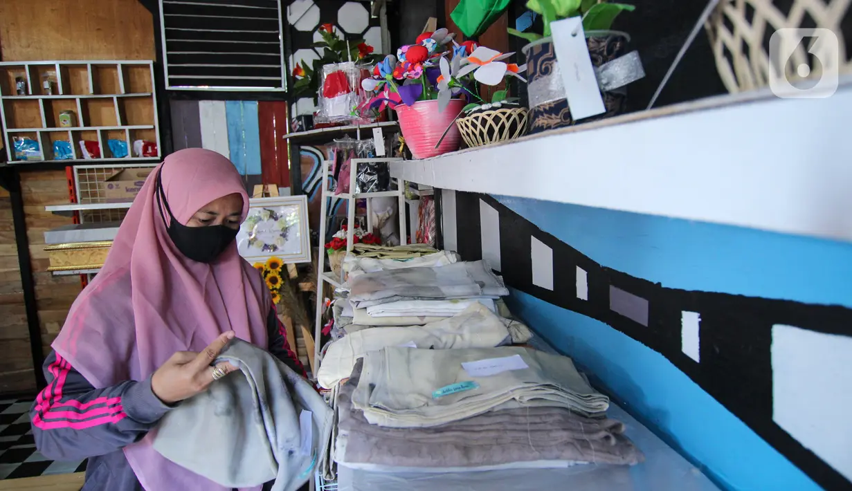 Pedagang menata dagangannya di Pojok UMKM, Kota Tangerang, Jumat (22/8/2020). Pemerintah daerah setempat meluncurkan Pojok UMKM Cibodas dalam rangka membantu pelaku usaha mempromosikan hasil produknya demi meningkatkan perekonomian wilayah di tengah pandemi COVID-19. (Liputan6.com/Angga Yuniar)