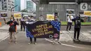 Sejumlah massa yang tergabung dalam Walhi DKI Jakarta dan KRuHa menggelar aksi protes simbolik di depan Kedutaan Besar Inggris, Jakarta, Jumat (11/6/2021). Aksi yang bertepatan dengan pertemuan puncak G7 tersebut menolak utang baru untuk penanggulangan COVID-19. (Liputan6.com/Faizal Fanani)
