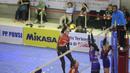 Pemain Jakarta Popsivo Polwan, Irina Voronkova (kiri) melepaskan spike yang berusaha diblok dua pemain Jakarta Livin' Mandiri, Putri Lestari (tengah) dan Naysilla Wiedy Kirana pada laga seri ketiga putaran pertama PLN Mobile Proliga 2024 di GOR PSCC, Palembang, Sumatera Selatan, Sabtu (11/5/2024). Jakarta Popsivo Polwan menang 3-0 (25-19, 25-21, 25-21). (Dok. PBVSI)