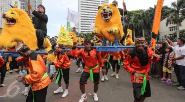 Kesenian Sisingaan Jaipong ikut meramaikan parade kebudayaan "Aksi Kita Indonesia" di Bundaran HI, Jakarta, Minggu (4/12). Selain membuat suasana meriah, pertunjukan kesenian asal Subang itu mengundang perhatian dari masyarakat (Liputan6.com/Fery Pradolo)