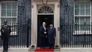 Presiden Republik Indonesia, Prabowo Subianto (kiri) berjabat tangan dengan Perdana Menteri Inggris Keir Starmer di depan 10 Downing Street, di pusat kota London, pada 21 November 2024. (Foto: No10 Downing Street/Kantor PM Inggris)