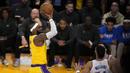 Pebasket LA Lakers, LeBron James mencetak angka saat menghadapi Oklahoma City Thunder dalam laga Kompetisi Bola Basket NBA di Los Angeles, Amerika Serikat, Rabu (8/2/2023) pagi WIB. LeBron James berhasil melewati rekor poin terbanyak di NBA yang dipegang Kareem Abdul Jabbar dengan 38.387 poin. Poin ke 38.388 LeBron James dicetak saat LA Lakers mencetak poin ke-99 melawan Oklahoma City Thunder. (AP Photo/Marcio Jose Sanchez)