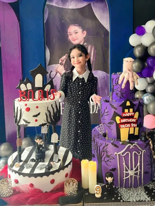 Tak hanya kejutan sederhana, Ayu Ting Ting Ting juga menggelar pesta ulang tahun untuk sang anak. Bernuansa ungu dan hitam, serta dekorasi yang unik, pesta ulang tahun Bilqis tampak meriah.(Liputan6.com/IG/@mom_ayting92_)