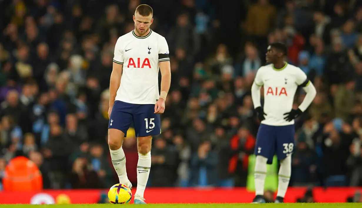Reaksi pemain Tottenham Hotspur Eric Dier (kiri) dan Yves Bissouma usai pemain Manchester City Riyad Mahrez mencetak gol ke gawang mereka pada pertandingan sepak bola Liga Inggris di Etihad Stadium, Manchester, Inggris, 19 Januari 2023. Manchester City mengalahkan Tottenham Hotspur dengan skor 4-2. (AP Photo/Dave Thompson)