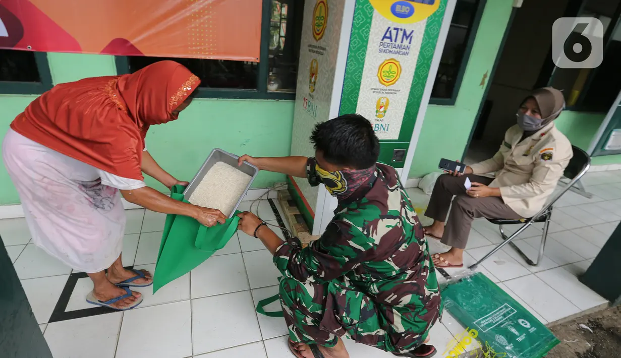 Warga mendapatkan bantuan beras melalui ATM Pertanian Si Komandan di Makodim 0506 Tangerang, Banten, Senin (27/4/2020). Program bantuan 1,5 kg beras per orang melalui ATM beras menyasar kepada masyarakat yang membutuhkan akibat dampak pandemi Covid-19. (Liputan6.com/Fery Pradolo)