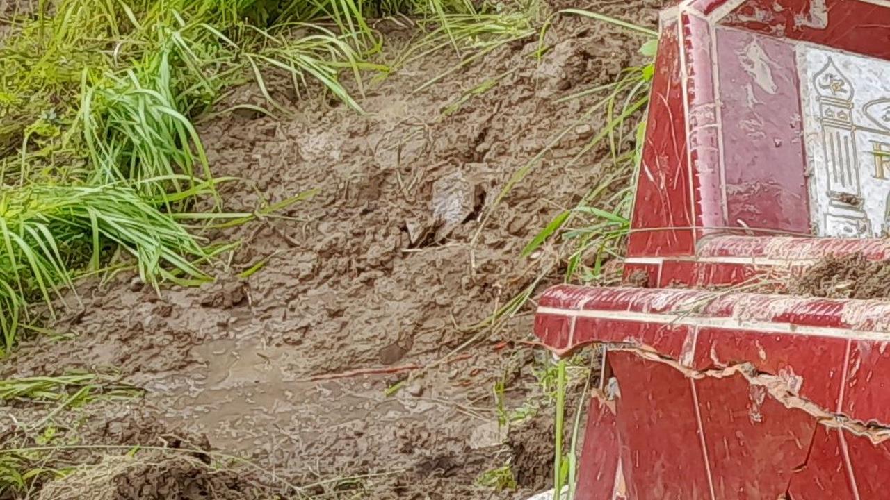 "Selain kondisi tanah yang lunak, hari juga hampir malam jadi pencarian akan kita lanjutkan besok pagi," katanya.