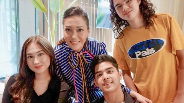 Potret Maia Estianty, Al, Dul, dan Laura Moane (Instagram/@maiaestiantyreal)