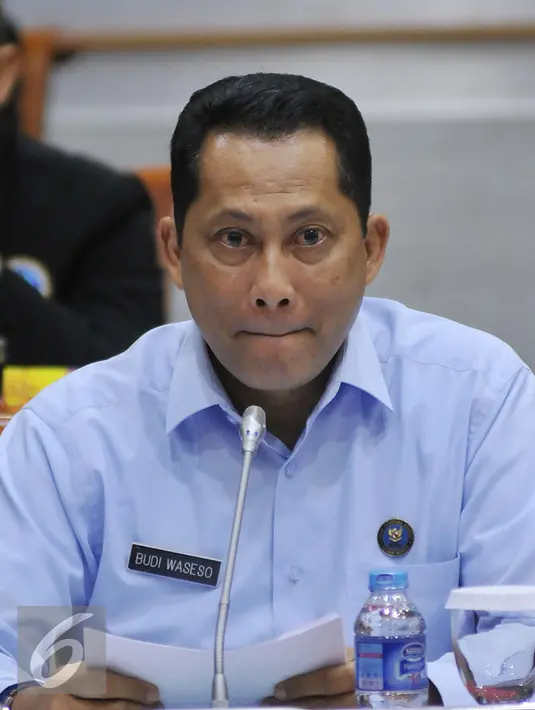 Ketua BNN, Budi Waseso menyimak penjelasan Komisi III saat Rapat Dengar Pendapat (RDP) di Kompleks Parlemen, Senayan, Jakarta, Kamis (4/2). RDP tersebut membahas program-program prioritas dari BNN. (Liputan6.com/Johan Tallo)