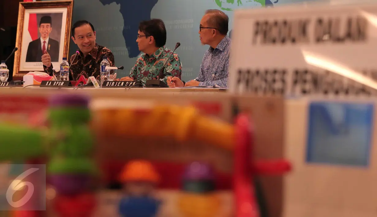 Kemendag mendapati 51 pelangaran SNI, 49 pelangar MKG, dan 22 pelanggar label dalam bahasa Indonesia, 40% dari 295 produk tidak memenuhi ketentuan dan 33 diantaranya dalam proses uji laboratorium, Jakarta, Selasa (22/12/2015). (Liputan6.com/Angga Yuniar)