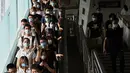 Orang-orang bepergian di kereta bawah tanah selama jam sibuk di Beijing pada Rabu (4/8/2021). China mendeteksi infeksi corona tertinggi dalam 6 bulan belakangan setelah menggelar tes Covid-19 massal pada Rabu (4/8). (Noel Celis / AFP)
