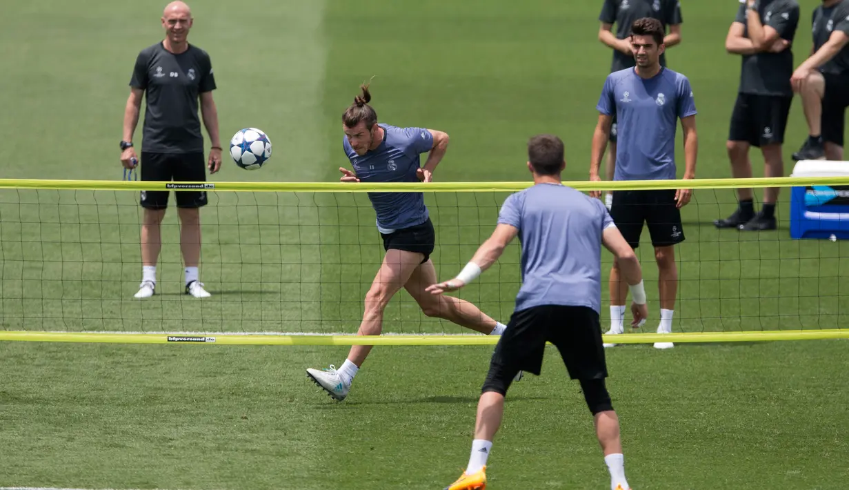 Gelandang Real Madrid, Gareth Bale menyundul bola saat mengikuti latihan di sebuah media open day di Madrid, (30/5). Sejarah membuktikan tidak pernah ada tim yang juara Liga Champions secara beruntun. (AP Photo / Paul White)