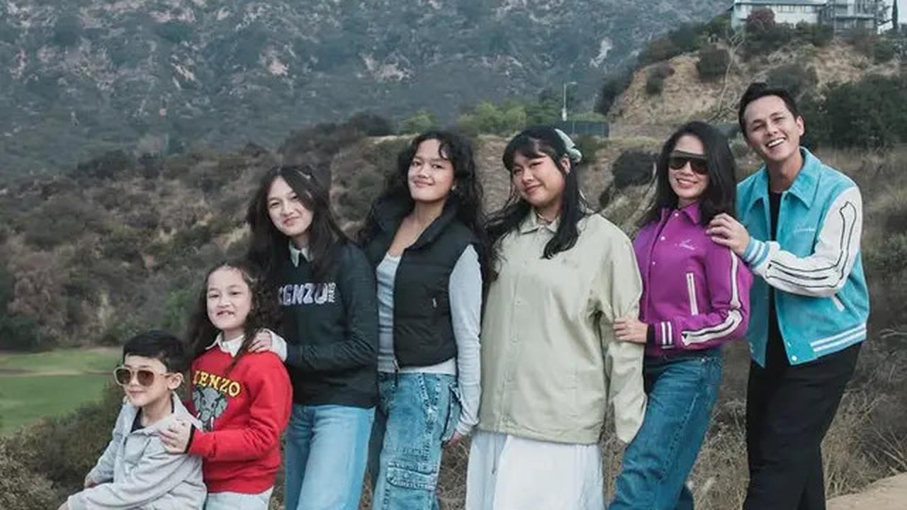 6 Potret Tampilan Luna Maya hingga Ussy Sulistiawaty Bersama Keluarga Berfoto di Depan Hollywood Sign, Sebelum Kebakaran di Los Angeles