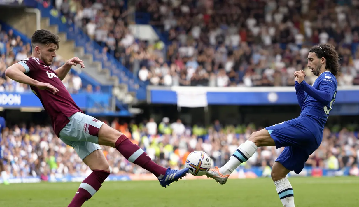 Gelandang West Ham, Declan Rice berduel memperebutkan bola dengan pemain Chelsea, Marc Cucurella dalam pertandingan lanjutan Liga Inggris di Stadion Stamford Bridge di London, Sabtu (3/9/2022). Chelsea menang tipis atas West Ham dengan skor 2-1. (AP Photo/Kirsty Wigglesworth)