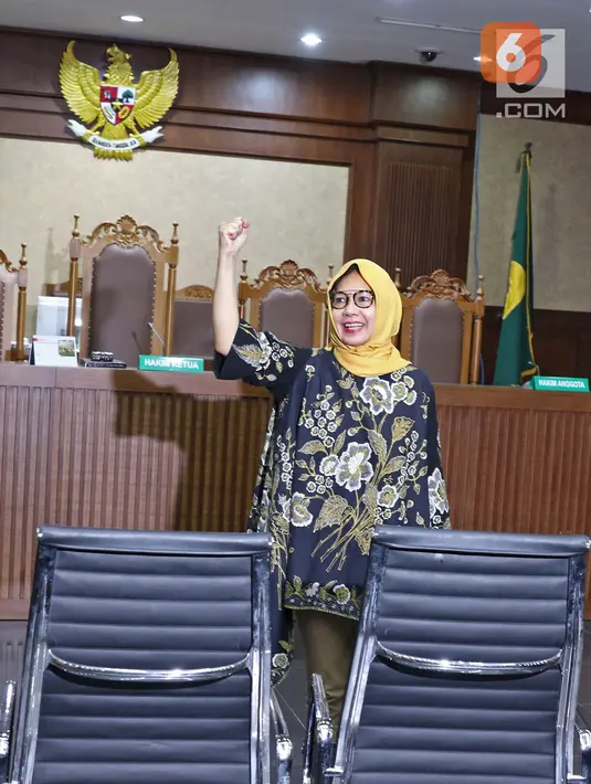 Mantan Dirut Pertamina Karen Agustiawan mengepalkan tangan usai menjalani sidang vonis di Pengadilan Tipikor, Jakarta, Senin (10/6/2019). Karen Agustiawan mengajukan banding atas putusan yang dibacakan oleh Majelis Hakim Pengadilan Tipikor Jakarta. (Liputan6.com/Herman Zakharia)
