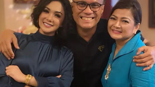 6 Momen Kebersamaan Yuni Shara dengan Mantan Suami dalam Acara Natal