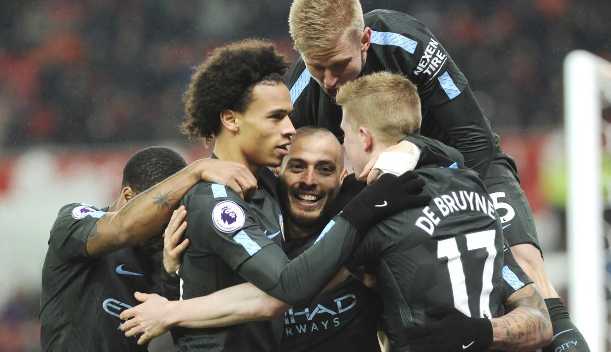 Para pemain Manchester City merayakan gol David Silva saat melawan Stoke City pada lanjutan Premier League di Bet 365 Stadium, Stoke, (13/3/2018). Manchester City menang 2-0.  (AP/Rui Vieira)