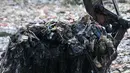 Alat berat saat mengeruk sampah yang memenuhi Kali Pisang Batu, Tarumajaya, Bekasi, Jawa Barat, Rabu (9/1). Lautan sampah yang memenuhi Kali Pisang Batu ini diduga berasal dari aliran kali di wilayah kota Bekasi. (Merdeka.com/Iqbal S. Nugroho)