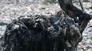 Alat berat saat mengeruk sampah yang memenuhi Kali Pisang Batu, Tarumajaya, Bekasi, Jawa Barat, Rabu (9/1). Lautan sampah yang memenuhi Kali Pisang Batu ini diduga berasal dari aliran kali di wilayah kota Bekasi. (Merdeka.com/Iqbal S. Nugroho)