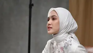 Film "Gaza Hayya 3" yang digarap oleh Jastis Arimba, menampilkan Syifa sebagai Syafira, seorang mahasiswi berpendirian kuat dan tangguh. Debut layar lebarnya ini menuntut Syifa untuk melakukan adegan aksi yang menantang. Syifa menjalani latihan intensif untuk memastikan kelancaran saat syuting. (Liputan6.com/IG/@cutsyifa)